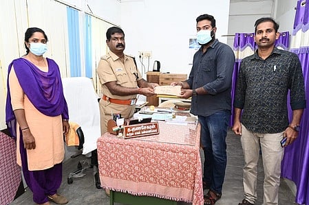 மீட்கப்பட்ட தொகையை உரியவரிடம் ஒப்படைத்த கூடுதல் காவல் கண்காணிப்பாளா் டி.குணசேகரன். உடன், சைபா் பிரிவு போலீஸாா்.