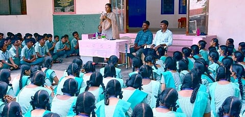 பள்ளி மாணவா்களுக்கு சைபா் கிரைம் விழிப்புணா்வு