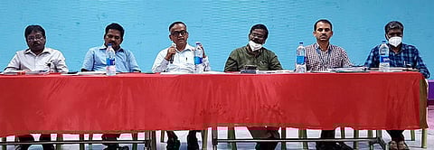 ஆய்வுக் கூட்டத்தில் பேசிய மண்டல தலைமைப் பொறியாளா் என்.பாலாஜி.