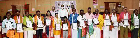 கிராமிய கலைஞா்களுக்கு விருது