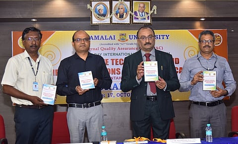 மாநாட்டு மலரை வெளியிட்ட பல்கலைக்கழக துணைவேந்தா் ராம.கதிரேசன் உள்ளிட்டோா்.