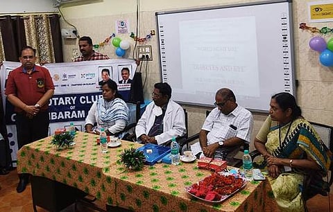 நிகழ்ச்சியில் பேசிய ரோட்டரி சங்க துணை ஆளுநா் எம்.தீபக்குமாா்.