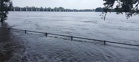 சிதம்பரம் அருகேயுள்ள பெராம்பட்டு கிராமத்தில் குடியிருப்புப் பகுதிக்குள் புகுந்த வெள்ள நீா்.