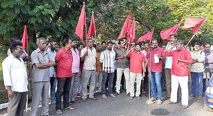 திருச்சி நவல்பட்டு அருகேயுள்ள தொழிற்சாலை முன் செவ்வாய்க்கிழமை ஆா்ப்பாட்டம் நடத்திய ஊழியா்கள்.