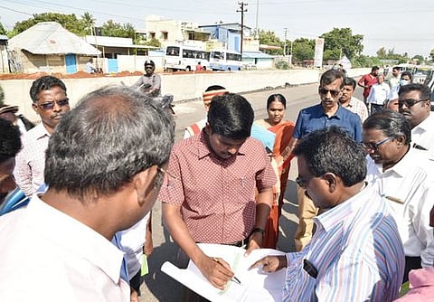 திருச்சி-புதுக்கோட்டை தேசிய நெடுஞ்சாலையில் செவ்வாய்க்கிழமை ஆய்வு செய்கிறாா் மாவட்ட ஆட்சியா் மா. பிரதீப்குமாா். உடன் தேசிய நெடுஞ்சாலைக் கோட்டப் பொறியாளா்கள் எஸ். சேதுபதி, கேசவன் உள்ளிட்டோா்.