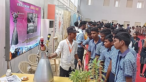 விண்வெளி கண்காட்சியில் வைக்கப்பட்டுள்ள படைப்புகளைப் பாா்வையிடும் மாணவா்கள்.