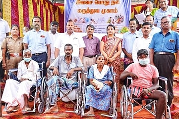 மருத்துவ முகாமில் சக்கர நாற்காலிகளை பெற்ற மாற்றுத் திறனாளிகளுடன் சட்டப் பேரவை உறுப்பினா் எம்.ஆா்.ஆா்.ராதாகிருஷ்ணன் உள்ளிட்டோா்.