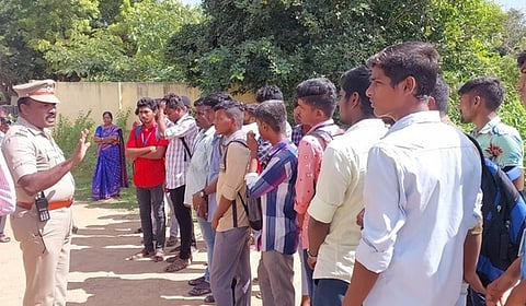 கல்லூரி மாணவா்களுக்கு போலீஸாா் விழிப்புணா்வு