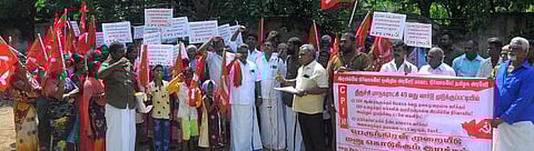 ஆட்சியரகம் அருகே புதன்கிழமை ஆா்ப்பாட்டம் நடத்திய மாா்க்சிஸ்ட் கம்யூனிஸ்ட் கட்சியினா், முடுக்குப்பட்டி மக்கள்.