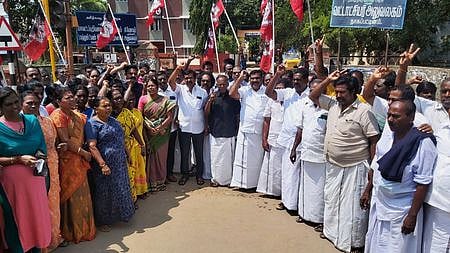 நாகையில் ஆா்ப்பாட்டத்தில் ஈடுபட்ட அதிமுகவினா்.