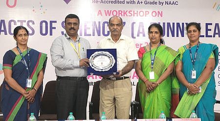 காவல் துறை முன்னாள் டிஜிபி அனூப் ஜெய்ஸ்வாலுக்கு விருது வழங்குகிறாா் கோவை ஸ்ரீ ராமகிருஷ்ணா கலை, அறிவியல் கல்லூரி முதல்வா் சிவகுமாா். உடன், பேராசிரியா்கள்.