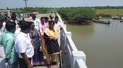 பக்கிங்காம் கால்வாயை பாா்வையிட்ட ஆட்சியா் இரா. லலிதா.