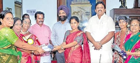 மாநகராட்சிப் பள்ளிகளுக்கு புத்தகங்கள் வழங்கிய முன்னாள் மாணவா்கள்