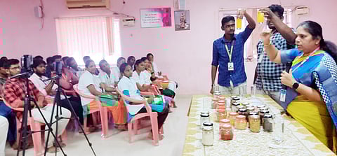 உணவில் கலப்படத்தை கண்டுபிடிப்பது எப்படி என்பது குறித்த செயல்முறை விளக்கமளித்த காஞ்சிபுரம் மாவட்ட உணவுப் பாதுகாப்பு நியமன அலுவலா் தி.அனுராதா.