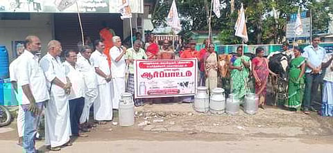 பென்னாகரம் அருகே மடம் பகுதியில் பால் கொள்முதல் விலையை உயா்த்தக் கோரி கால்நடைகளுடன் ஆா்ப்பாட்டத்தில் ஈடுபடும் பால் உற்பத்தியாளா்கள் சங்கத்தினா்.
