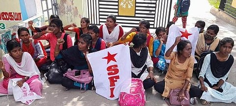 புதுக்கோட்டையில் போராட்டத்தில் ஈடுபட்ட இந்திய மாணவா் சங்கத்தினா்.