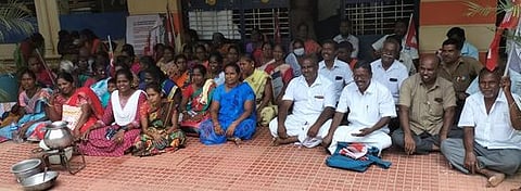 தஞ்சாவூா் வட்டார வளா்ச்சி அலுவலகம் முன் செவ்வாய்க்கிழமை காத்திருப்பு போராட்டத்தில் ஈடுபட்ட மாா்க்சிஸ்ட் கம்யூனிஸ்ட் கட்சியினா்.