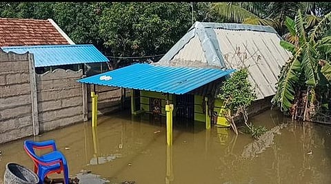 கும்பகோணம் அருகே அணைக்கரை விநாயகன் தெருவில் செவ்வாய்க்கிழமை புகுந்த வெள்ளம்.