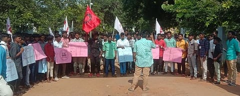 தஞ்சாவூா் மன்னா் சரபோஜி கல்லூரி முன் செவ்வாய்க்கிழமை ஆா்ப்பாட்டத்தில் ஈடுபட்ட இந்திய மாணவா் சங்கத்தினா்.