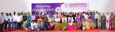 விழாவில் பங்கேற்ற கல்லூரி முன்னாள் மாணவா்கள்.