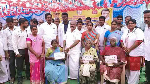 சே.பேட்டை கிராமத்தில் நடைபெற்ற வரும்முன் காப்போம் மருத்துவ முகாமில் நீரிழிவு நோயாளிகளுக்கு மருந்து பெட்டகங்களை வழங்கிய அமைச்சா் செஞ்சி மஸ்தான்.