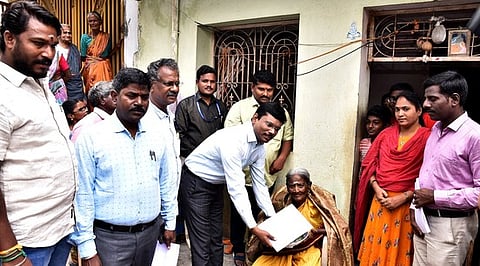 திருவண்ணாமலை வேங்கிக்கால், ஜெய்பீம் நகரைச் சோ்ந்த மூதாட்டி பாலாம்மாளுக்கு சால்வை அணிவித்து, தோ்தல் ஆணையத்தின் வாழ்த்து மடலை வழங்குகிறாா் மாவட்ட ஆட்சியா் பா.முருகேஷ்.