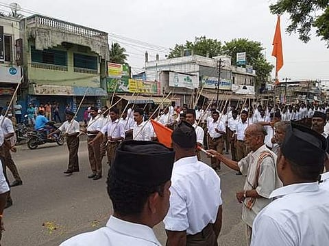 ஆர்எஸ்எஸ் அணிவகுப்பு ஊர்வலத்தை  கொடியசைத்துத் தொடக்கிவைத்த கு.அரங்கநாதாச்சாரிய சுவாமிகள்.
