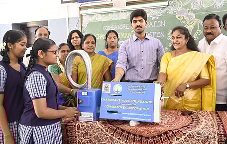 ஆா்.எஸ்.புரம் மாநகராட்சிப் பெண்கள் மேல்நிலைப் பள்ளிக்கு சானிட்டரி நாப்கின் எரியூட்டும் இயந்திரத்தை வழங்குகிறாா் மாநகராட்சி ஆணையா் மு.பிரதாப்.