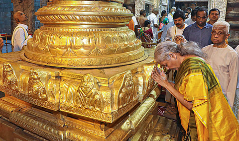 திருமலையில் மத்திய நிதியமைச்சர் நிர்மலா சீதாராமன் இன்று(வியாழக்கிழமை) ஏழுமலையானை தரிசனம் செய்தார்.