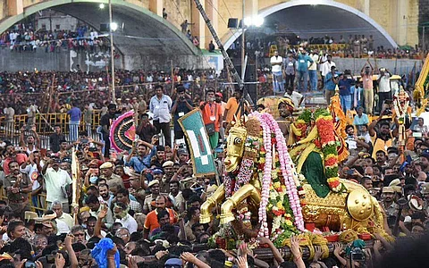 இரண்டு ஆண்டுகளுக்கு பிறகு மதுரை வந்த கள்ளழகரை அங்கு திரண்டிருந்த லட்சக்கணக்கான பக்தர்கள் விண்ணை முட்டும் அளவிற்கு கோவிந்தா கோஷமிட்டு அழகரை வரவேற்றனர்.