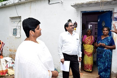 வாரணவாசி சமத்துவபுரத்தில் வியாழக்கிழமை ஆய்வு செய்கிறாா் மாவட்டக் கண்காணிப்பு அலுவலா் ரமேஷ்சந்த் மீனா. உடன், ஆட்சியா் பெ.ரமணசரஸ்வதி.