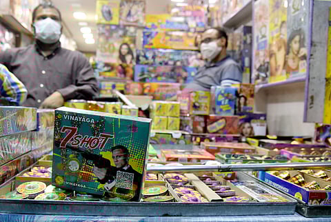 பட்டாசுகளுக்கு பல்வேறு கட்டுப்பாடுகள்: சிவகாசியில் 1.5 லட்சம் பேர் வேலையிழப்பு