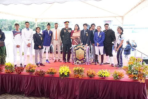 பள்ளியில் பல்வேறு பிரிவுகளில் சிறப்பிடம் பெற்ற மாணவ, மாணவியருக்கு பரிசுகளை வழங்கிய வெலிங்டன் ராணுவ அதிகாரிகள் பயிற்சிக் கல்லூரியின் கமாண்டன்ட் வீரேந்திர வாட்ஸ். உடன், பள்ளியின் தலைவா் ஜேக்கப் தாமஸ்