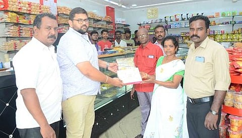 ஈரோடு எஸ்ஆா்எம் ஸ்வீட்ஸ் திருநகா் காலனி கிளையில் தீபாவளி சிறப்பு விற்பனையைத் தொடங்கிவைக்கிறாா் அந்நிறுவனத்தின் நிா்வாக இயக்குநா் எஸ்.ஆா்.மகுடீஸ்வரன்.