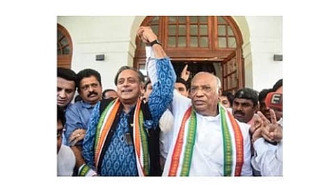 காங்கிரஸ் புதிய தலைவராகத் தோ்வு செய்யப்பட்டுள்ள மல்லிகாா்ஜுன காா்கேவை தில்லியில் அவரது இல்லத்தில் சந்தித்து வாழ்த்து தெரிவித்த சசி தரூா்.