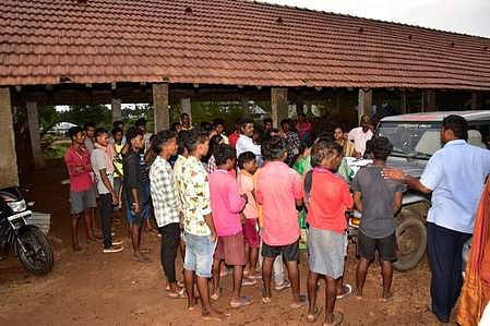 நாமக்கல், மூங்கில்பட்டி கிராமத்தில் புதன்கிழமை மீட்கப்பட்ட 36 வட மாநிலத் தொழிலாளா்கள்.