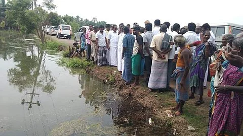 வெள்ளப் பெருக்கால் பாதிக்கப்பட்ட கிராமங்களில் ஆய்வு மேற்கொண்டுள்ள அமைச்சர் மெய்யநாதன் ளார். 