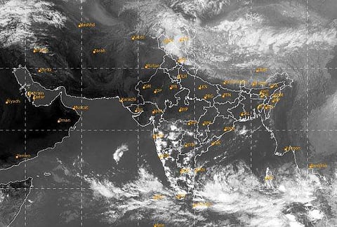 தனது இலக்கை ஒடிசாவிலிருந்து மாற்றுமா 'சித்ரங்' புயல் சின்னம்?