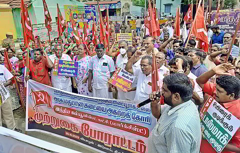 மதுபானக்  கடையை  அகற்றக்கோரி  வியாழக்கிழமை  ஆா்ப்பாட்டத்தில்  ஈடுபட்ட  மாா்க்சிஸ்ட்  கம்யூனிஸ்ட்  கட்சியினா்.