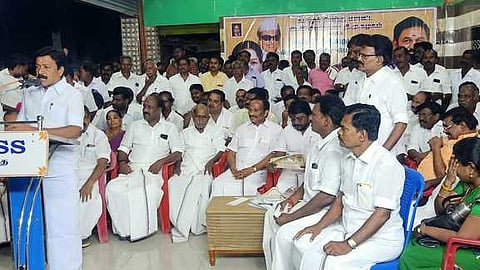 விருத்தாசலத்தில் நடைபெற்ற அதிமுக பொதுக்கூட்டத்தில் பேசிய சி.வி.சண்முகம் எம்பி. உடன் எம்எல்ஏ ஆ.அருண்மொழித்தேவன் உள்ளிட்டோா்.