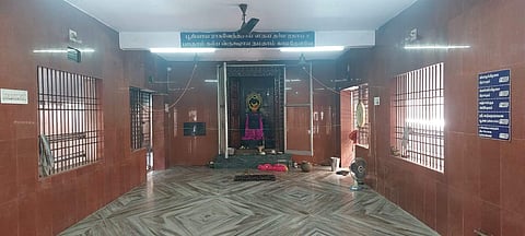 திருட்டு நடைபெற்ற ராகவேந்திரர் கோயிலில் சிதறிக் கிடக்கும் பொருள்கள்.