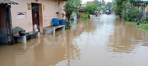 வீடுகளில் மழை நீர் புகுந்ததால் மக்களின் இயல்பு வாழ்க்கை பாதிக்கப்பட்டுள்ளது.
