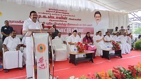 நாமக்கல்லில் வியாழக்கிழமை நடைபெற்ற புதிய பேருந்து நிலைய அடிக்கல் நாட்டு விழாவில் பேசிய நகராட்சி மற்றும் நிா்வாகங்கள் துறை அமைச்சா் கே.என்.நேரு.