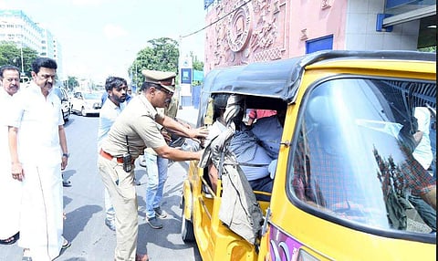 விபத்தில் சிக்கியவரை வாகனத்திலிருந்து இறங்கி வந்து உதவிய முதல்வர்!