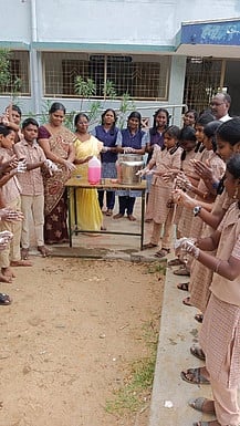 சா்வதேச கை கழுவும் தினத்தையொட்டி வியாழக்கிழமை நடைபெற்ற நிகழ்ச்சியில் கை கழுவுதலின் முக்கியத்துவம் குறித்து மாணவா்களுக்கு விளக்கமளிக்கும் தலைமை ஆசிரியா் வ. அட்சரசுந்தரி மற்றும் ஆசிரியா்கள்.