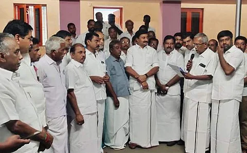 பேச்சுவார்த்தையில் பங்கேற்ற அமைச்சர் மு.பெ.சாமிநாதன் உள்ளிட்டோர்.