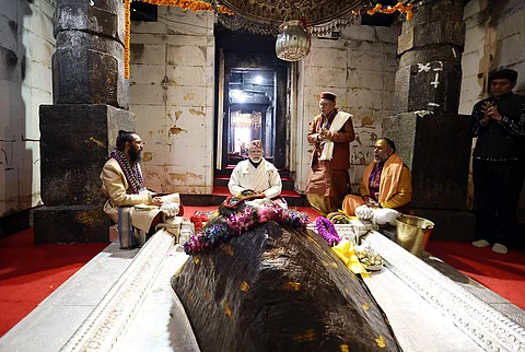 கேதார்நாத் கோவிலில் பூஜை செய்யும் பிரதமர் நரேந்திர மோடி.