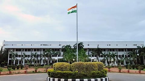 புதுச்சேரி அரசில் வியப்பு:  பல்கலைக்கழக பதிவாளா் இடைநீக்க அரசாணை சில மணிநேரங்களிலேயே ரத்து!