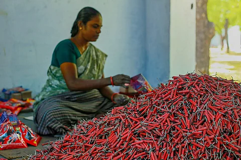 தீபாவளி பண்டிகையை முன்னிட்டு சிவகாசி ஆலையில் பட்டாசு தயாரிக்கும் பணியில் ஈடுபட்டுள்ள தொழிலாளர்.