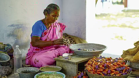 சிவகாசி ஆலையில் பட்டாசு தயாரிக்கும் பணியில் ஈடுபட்டுள்ள பெண் தொழிலாளர்.